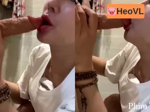 Vào nhà tắm thủ dâm liếm cục thịt giả